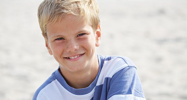 Junge mit blonden Haaren